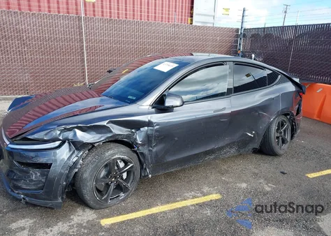 2026 Tesla Model Y Long Range Dual Motor All-Wheel Drive z USA, uszkodzony, nr VIN 7SAYGDED2TF385362